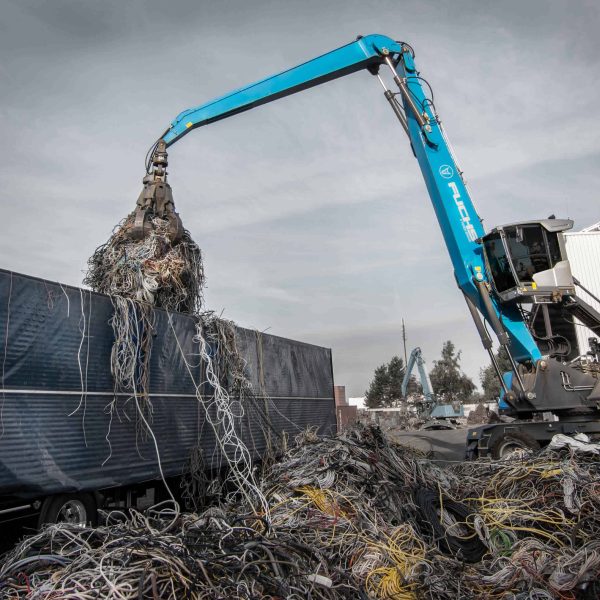 MHL360 F cable handling 16 9 high res 600x600