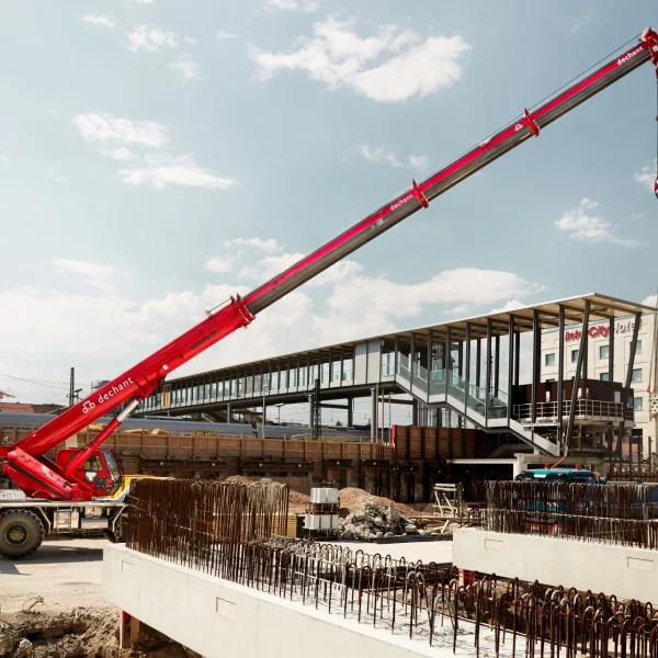 RT550E on jobsite 02 1920x1280 1 600x600